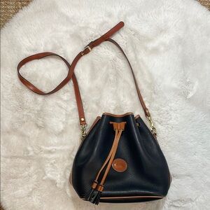 VTG Dooney & Bourke  Drawstring Bucket leather Handbag.